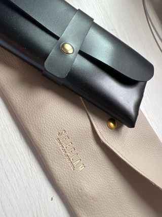 Funda para gafas de cuero negra y beige