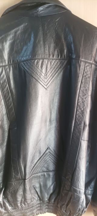 Chaqueta de piel negra