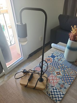 Lámpara de mesa moderna metal y madera