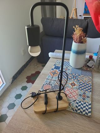 Lámpara de mesa moderna metal y madera