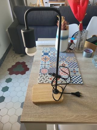 Lámpara de mesa moderna metal y madera