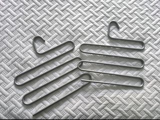 Perchas de metal plateadas para pantalones