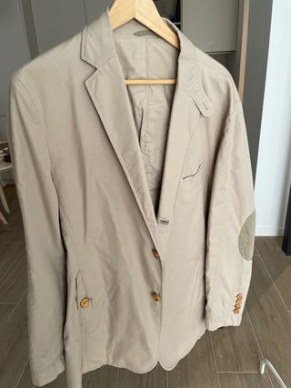 Americana beige con coderas