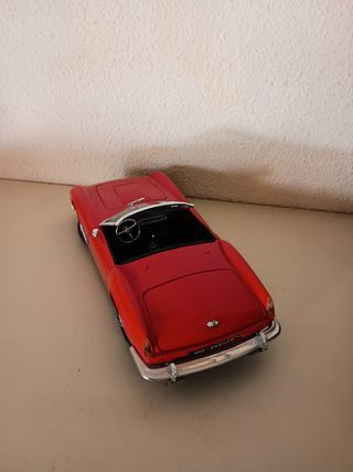 Coche de juguete rojo clásico