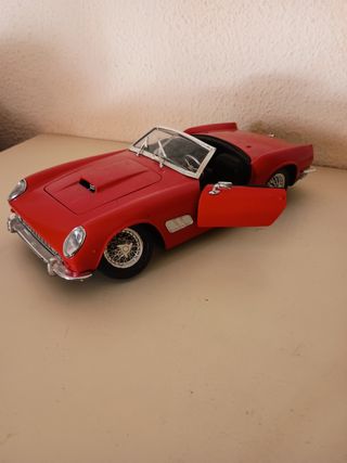 Coche de juguete rojo clásico