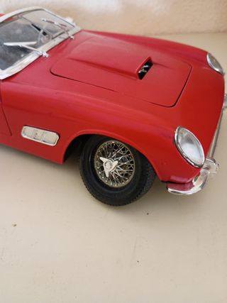 Coche de juguete rojo clásico