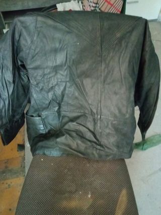 Chaqueta de piel negra