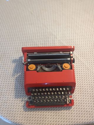 Máquina de escribir Valentine vintage. Con funda
