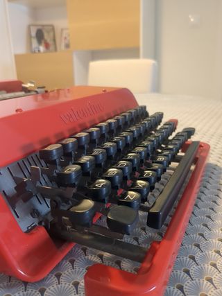 Máquina de escribir Valentine vintage. Con funda