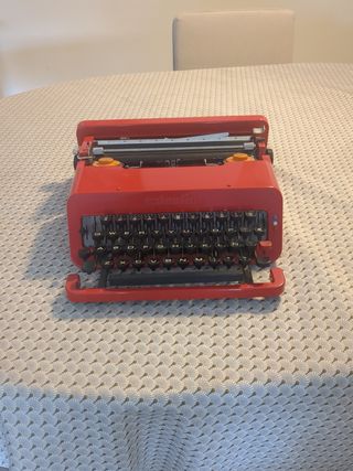 Máquina de escribir Valentine vintage. Con funda