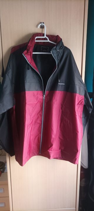 Impermeable negro y rojo