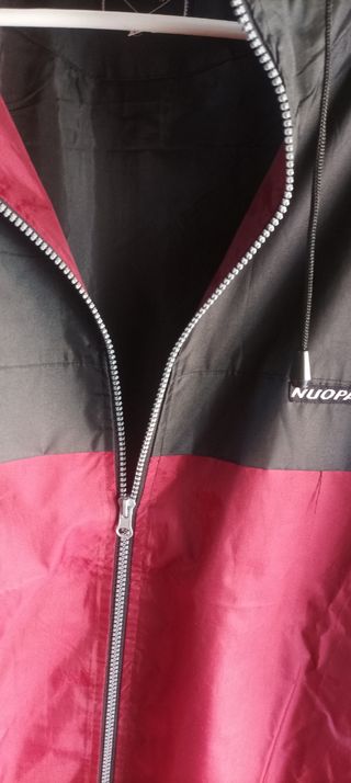 Impermeable negro y rojo