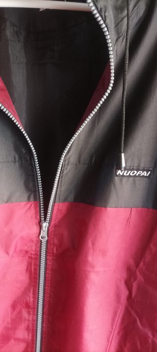Impermeable negro y rojo