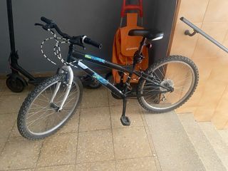 Bicicleta negra y blanca