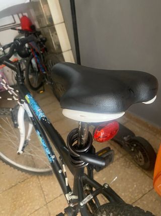 Bicicleta negra y blanca