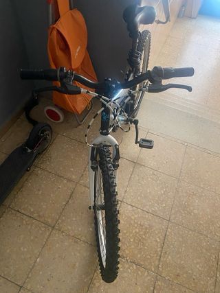 Bicicleta negra y blanca