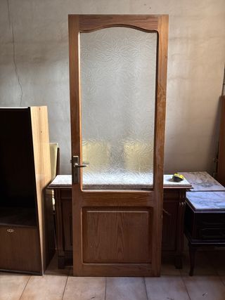 Puerta de madera con vidriera