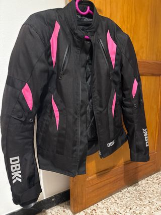 Chaqueta de moto DBK negra y rosa