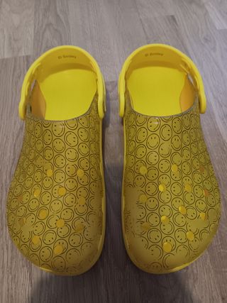 Crocs Amarillos con Diseño 
Talla M 8 W 10