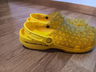 Crocs Amarillos con Diseño 
Talla M 8 W 10