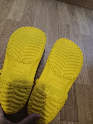 Crocs Amarillos con Diseño 
Talla M 8 W 10
