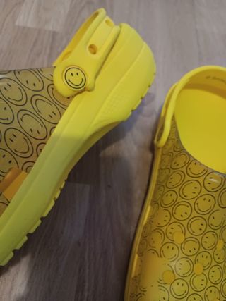 Crocs Amarillos con Diseño 
Talla M 8 W 10
