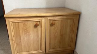 Mueble de madera con dos puertas