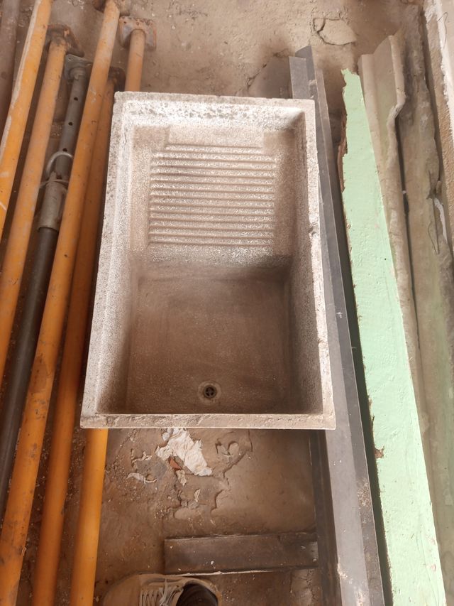 Pila de lavar antigua para decoración