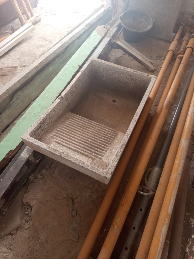 Pila de lavar antigua para decoración