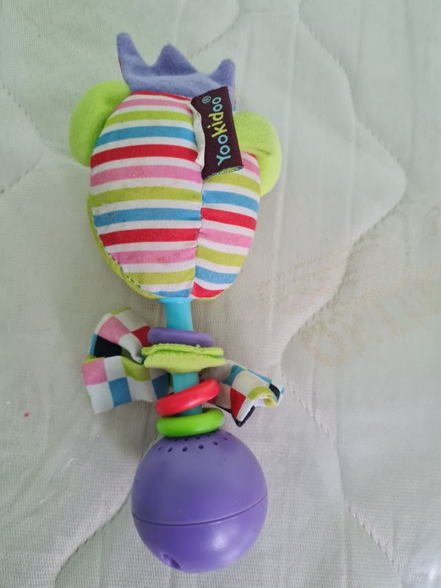 Muñeca texturas y sonajero para bebés 