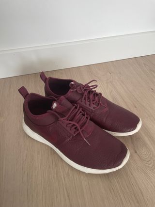 Zapatillas Nike Granate y Blancas