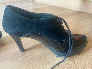 Zapatos de tacón negros con cordones