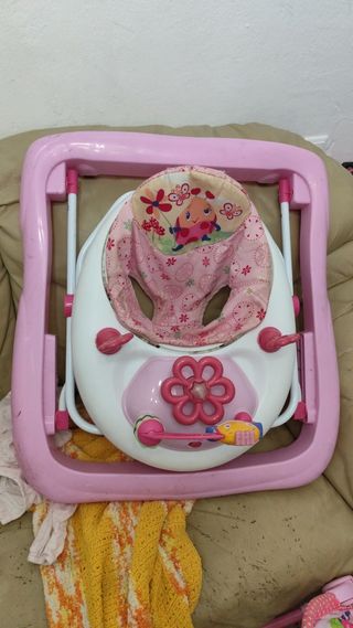 Andador para bebé rosa.