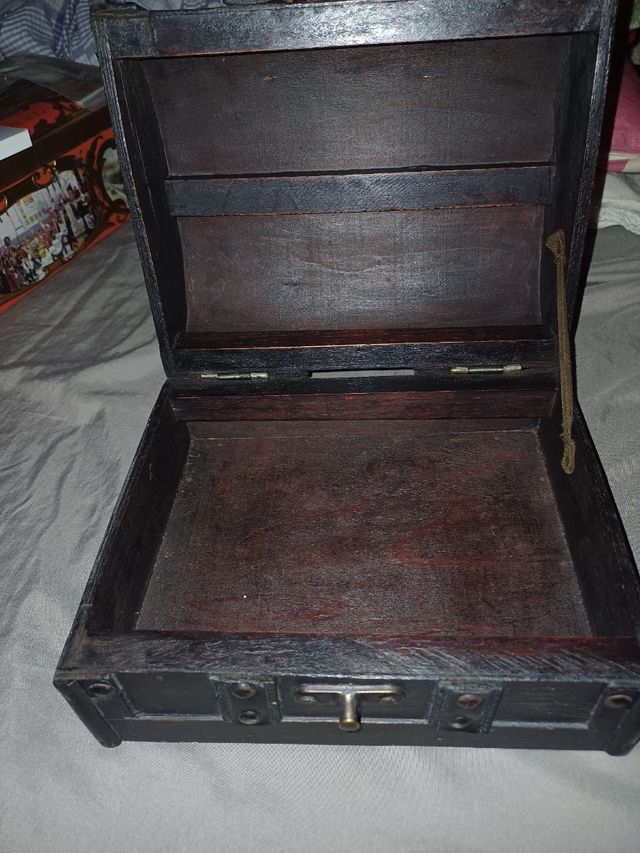 Cofre Madera Vintage con Asa y Cierre