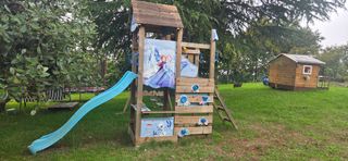 Parque infantil con tobogán y columpios