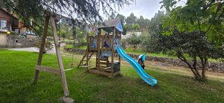 Parque infantil con tobogán y columpios