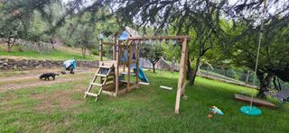 Parque infantil con tobogán y columpios