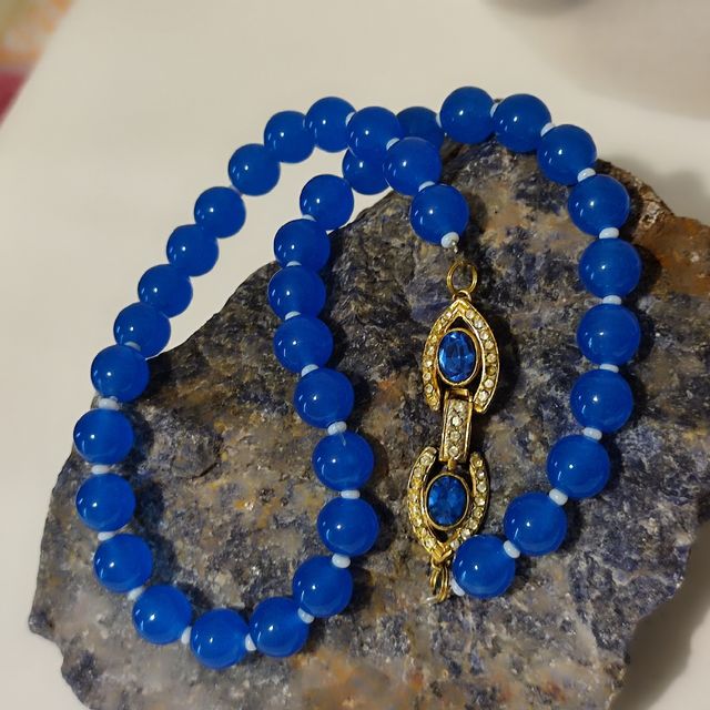 Collana blu vintage con chiusura dorata