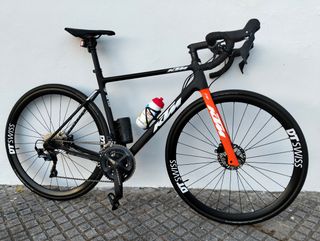 Bicicleta KTM Negra y Naranja.