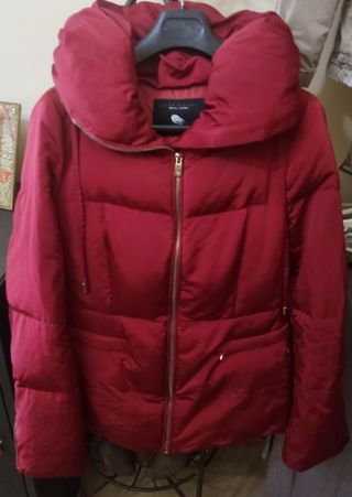 Chaqueta de plumas de Zara. Color burdeos. Talla L