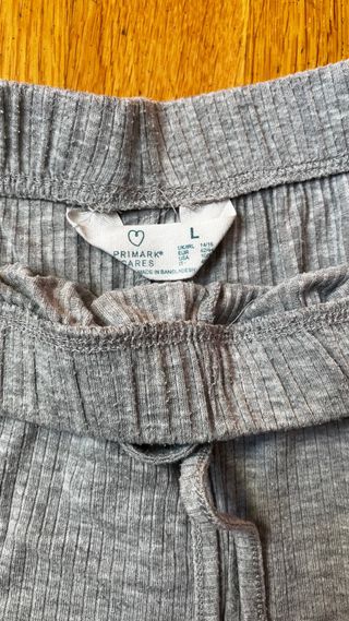 Pantalón corto gris de canalé