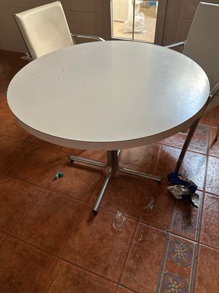 Mesa redonda 90cm y 4 sillas polipiel