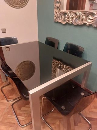 Mesa de comedor cristal y metal.