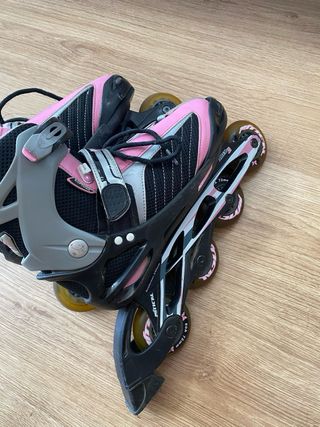 Patines en línea rosas y grises