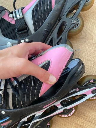 Patines en línea rosas y grises