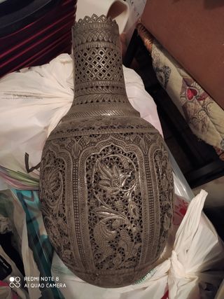 Vaso decorativo in metallo traforato