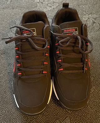 Zapatillas deportivas negras y rojas