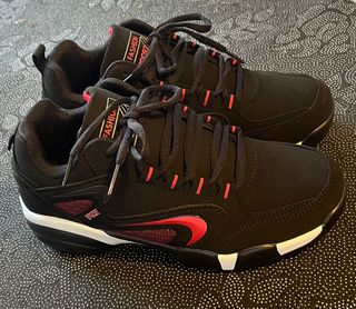 Zapatillas deportivas negras y rojas