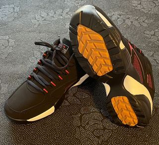 Zapatillas deportivas negras y rojas