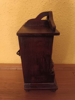 Reloj de madera antiguo